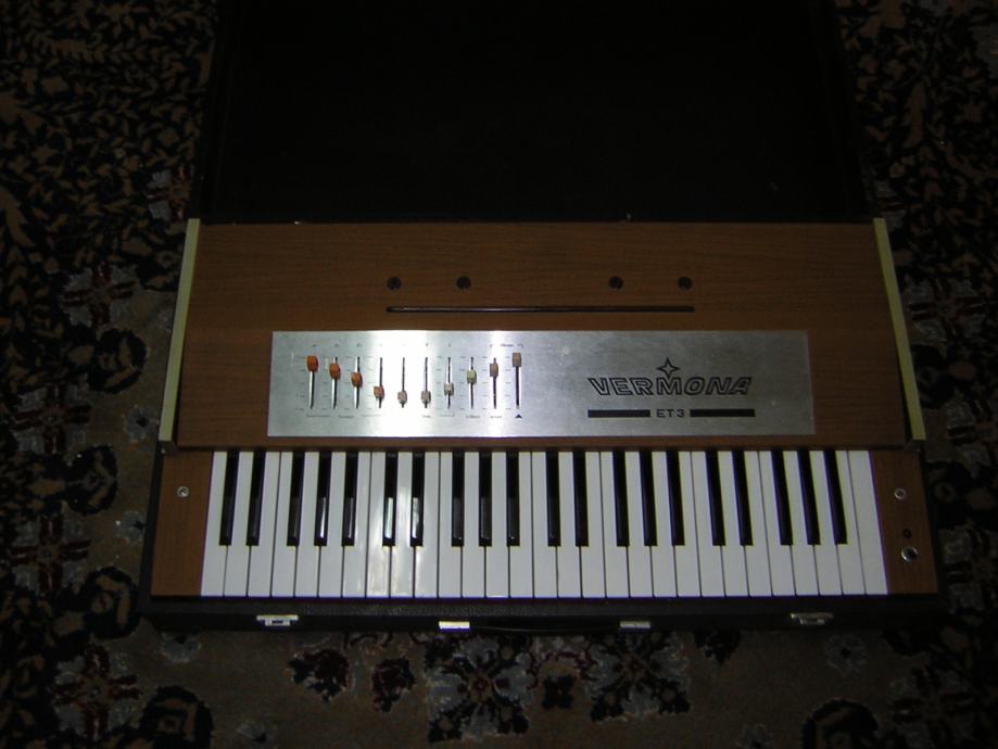 Prodajеm analogni klavir Vermona ET3 (1978)