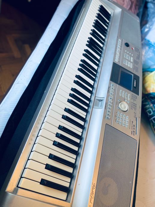 Yamaha Portable Grand DGX305