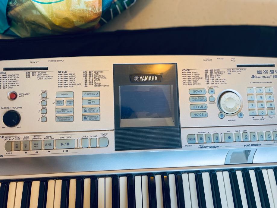 Yamaha Portable Grand DGX305