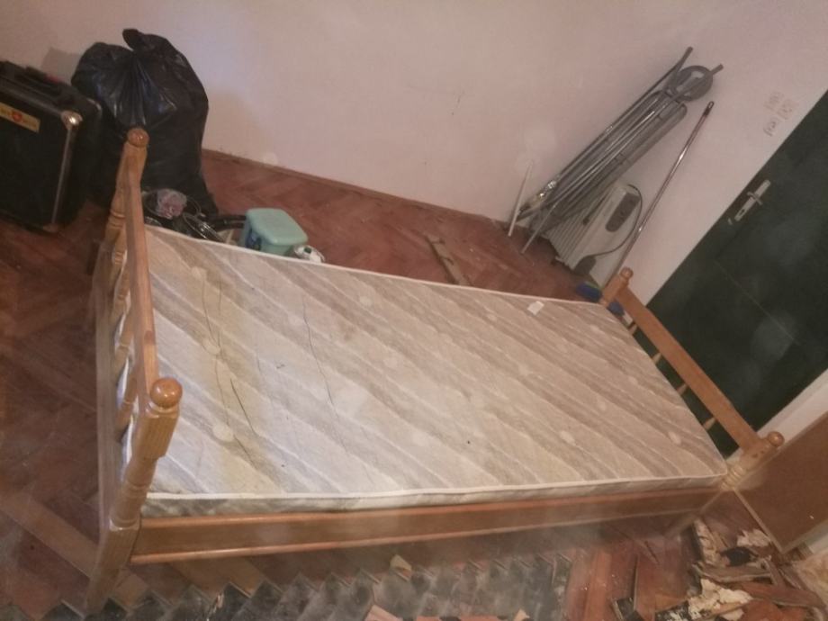 Hrastov krevet u super stanju sa madracom