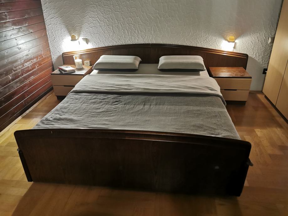 Krevet 160x200 sa madracem i noćnim ormarićima