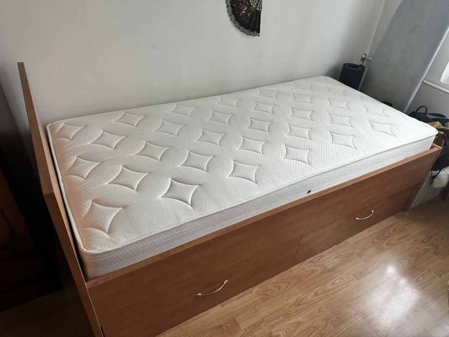 Single krevet s madracem - kao novo