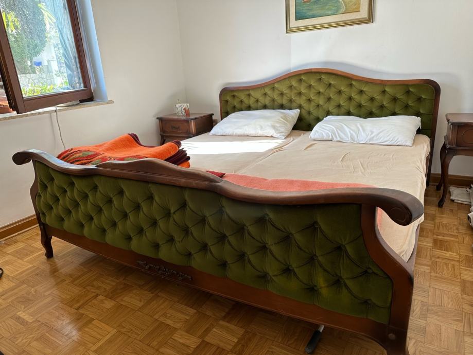 Stilski bračni krevet i noćni ormarići, za prodaju