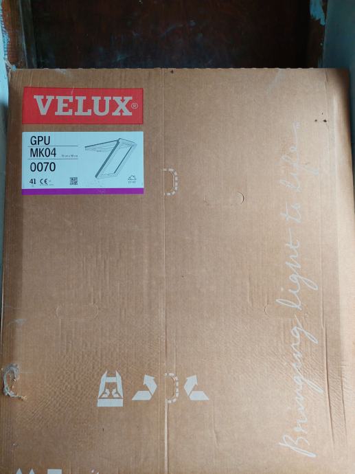 Novi VELUX GPU MK04 0070 krovni prozor s opšavom i sjenilom