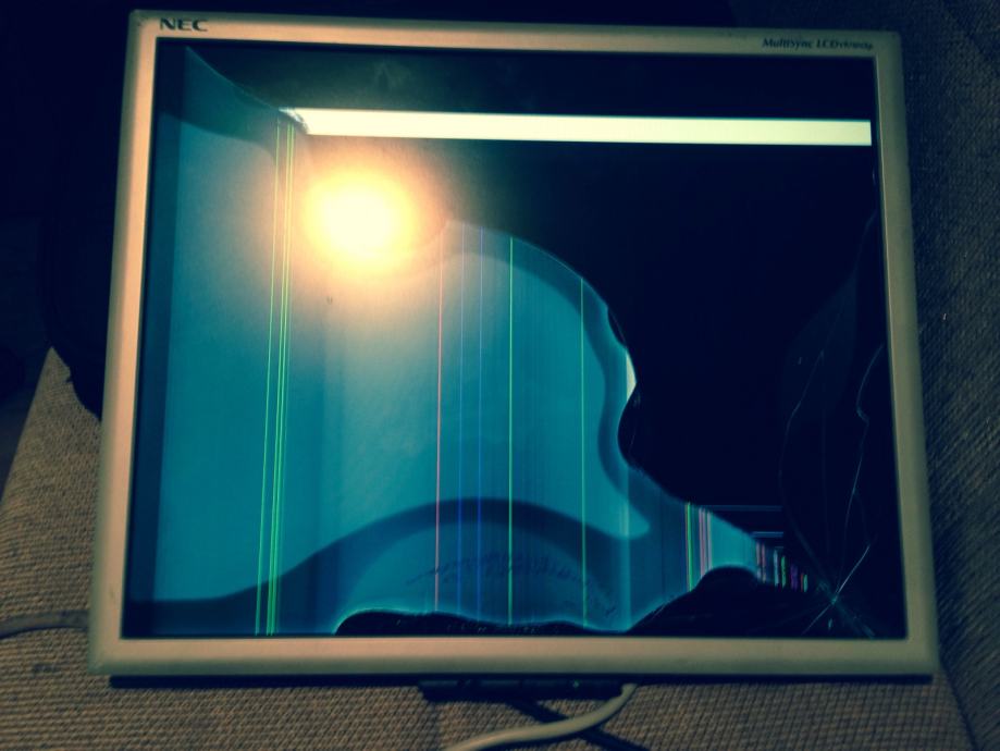 19 inch LCD monitor puknut ekran NEC Multisync LCD 1970NXp