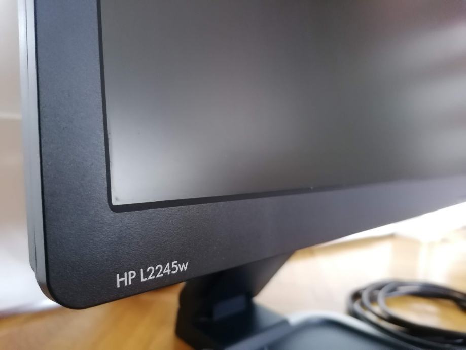 HP L2245w 22" monitor DVI, VGA, USB, odziv 5 ms, vert/horiz zakretanje