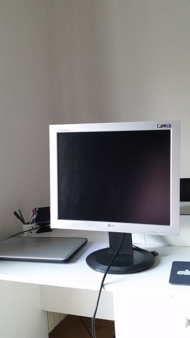 LG LCD - 19"