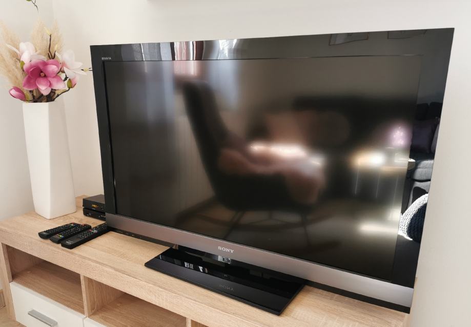 Sony Bravia HDTV model KDL-40EX700 + DVB-T2 i satelitski receiver
