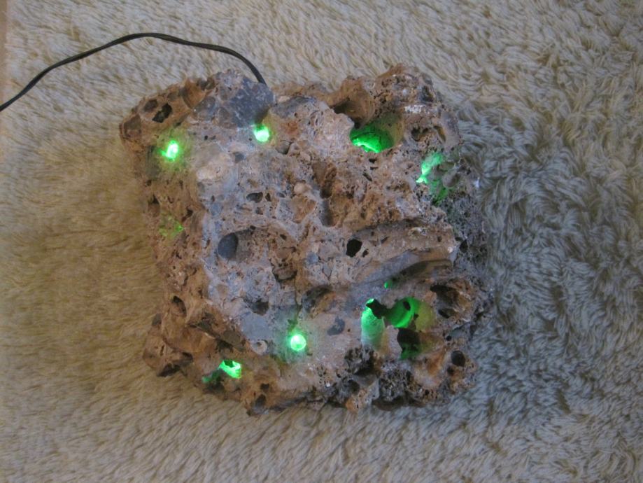 Morski kamen sa ugradjenim LED diodama