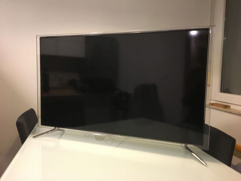 Odlična Samsung Full HD LED Smart 3D TV 40" (102 cm)