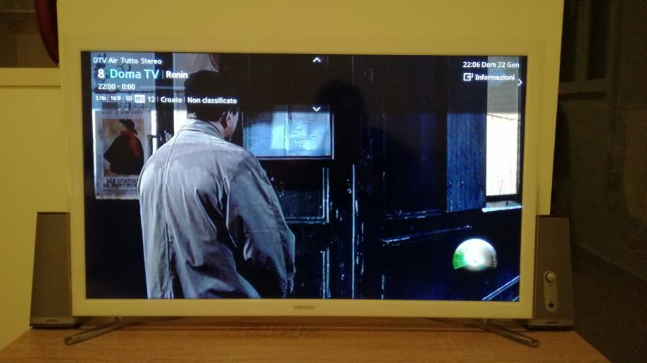 Samsung LED Smart TV 32"/82cm - odlicno stanje - WiFi - bijele boje