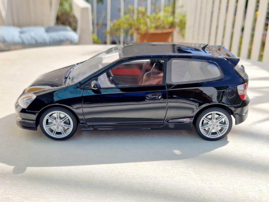 1:18 Honda Civic Type R (DNA Collectibles)