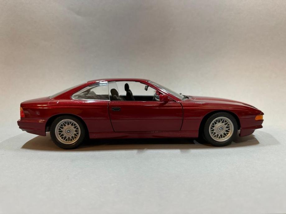 BMW 850i Revell 1:18 model autic