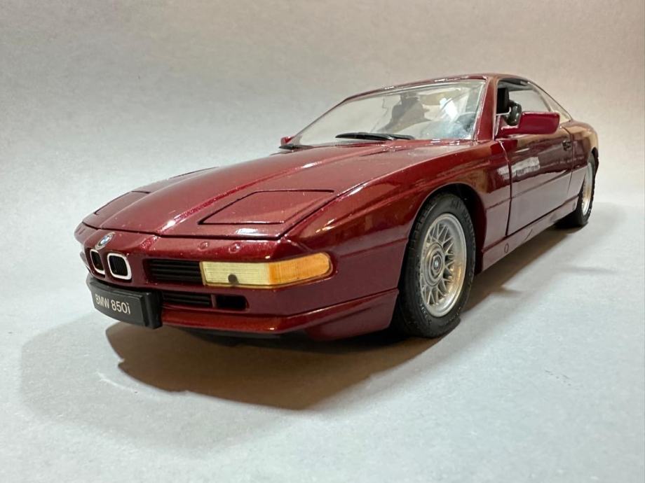 BMW 850i Revell 1:18 model autic