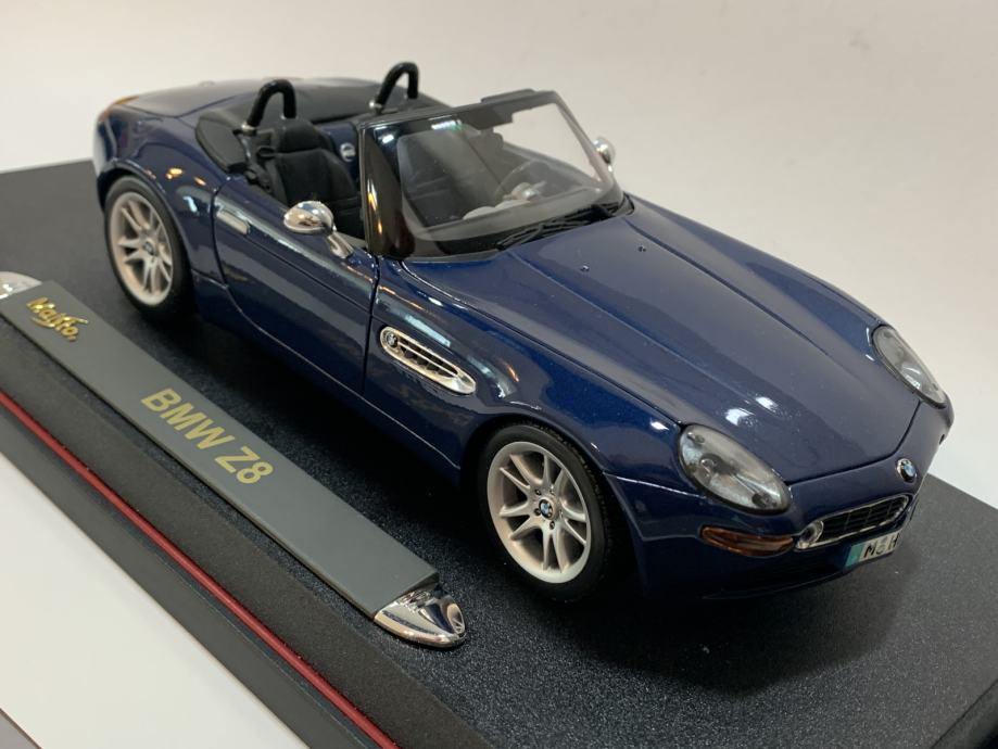 Maisto BMW Z8 1/18 MAISTO 1/18 36896 BMW Z8 RED — R.M.Toys Ltd
