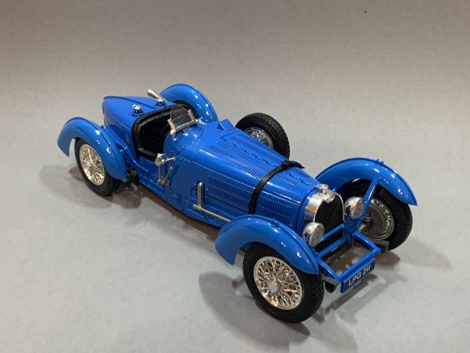 59 model 1934. Bburago Italy 1:18 diecast Type autic Bugatti iz