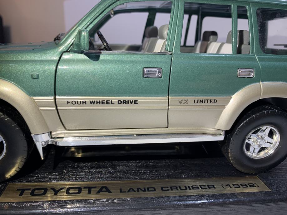 AX194 ROAD LEGENDS 1/18 1:18 TOYOTA LAND CRUISER 1992 REF 92088A VERT
