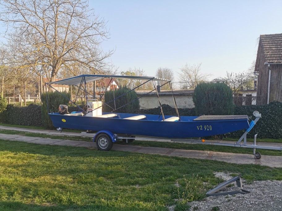 Riječni metalni čamac