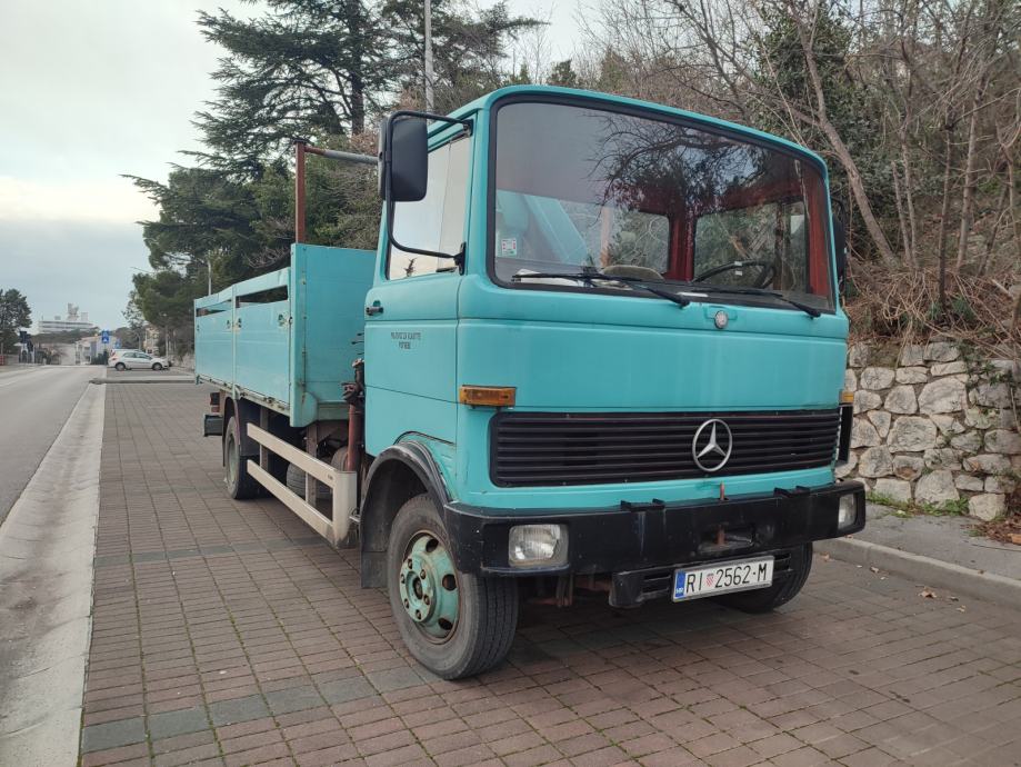 Kamion Mercedes-Benz LP 813, kran, 1983 god.