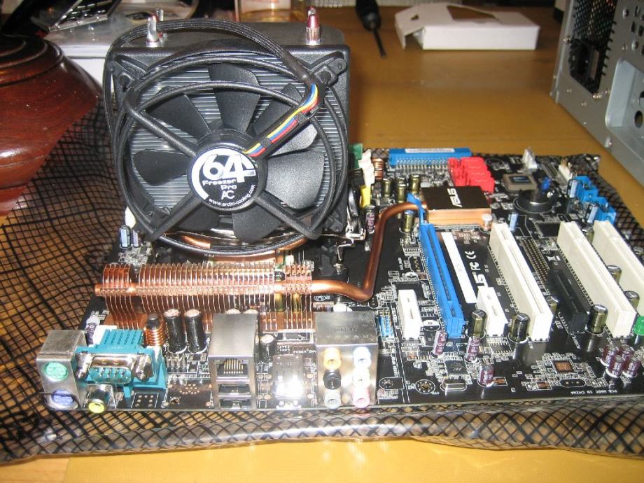 ASUS M2N-E matična ploča i CPU AMD X2 6000+ sa kvalitetnim hladnjakom