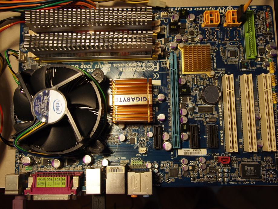 Gigabyte EP35-DS3L + Xeon X5460 (3.16 GHz,1333 MHz,12M) + 4 GB RAM