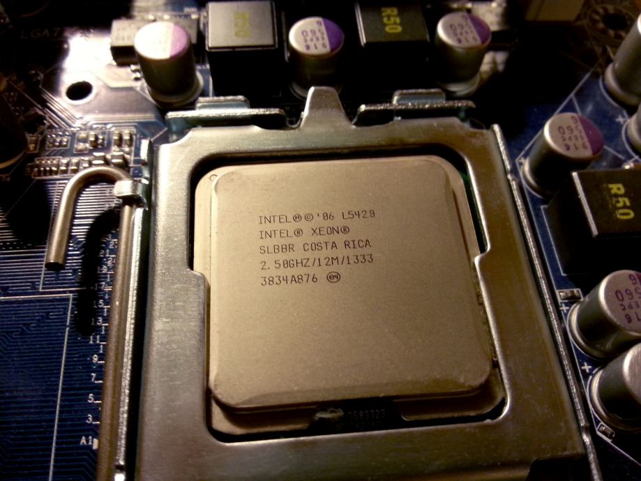 Gigabyte G31MES2C + Intel Xeon L5420 4x2.5 ghz + 4 gb Hynix ddr2 800