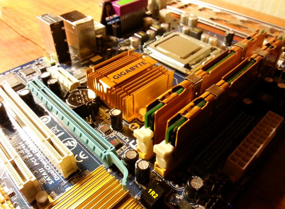 Gigabyte G31MES2C + Intel Xeon L5420 4x2.5 ghz + 4 gb Hynix ddr2 800