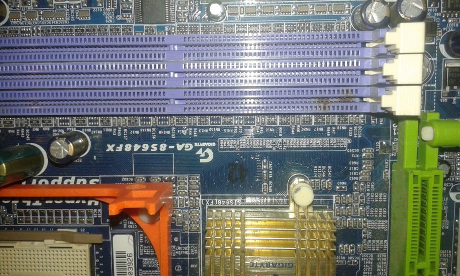 Carte Mère GIGABYTE GA-8S648FXM2 REV 1.0 – Socket 478 – MicroATX (occasion)