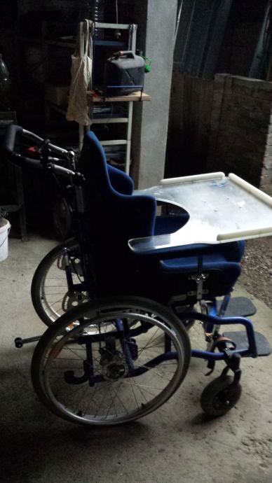 Invalidska kolica  sa postoljem za hranu