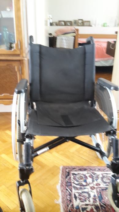 Invalidska kolica sa stražnjim osiguračima protiv prevrtanja
