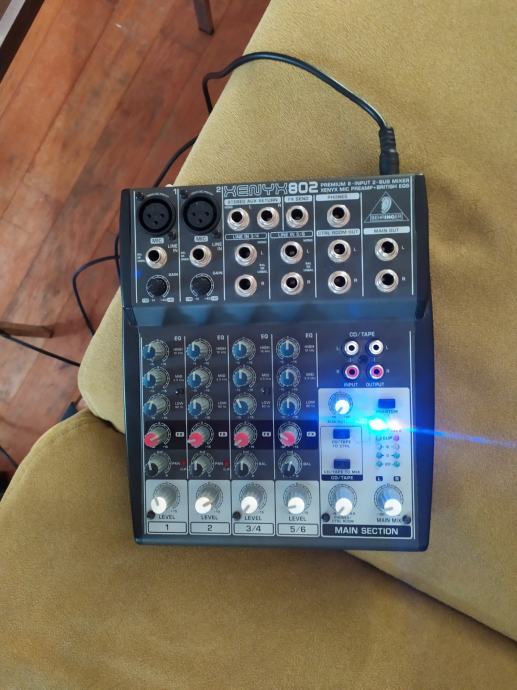 Behringer XENYX 802 mikseta s adapterom