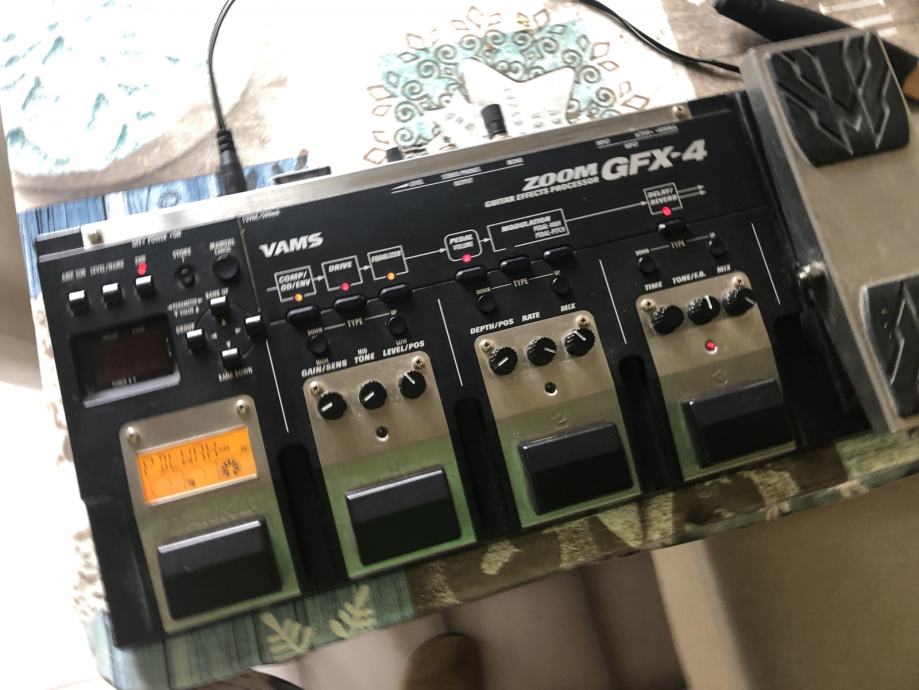 Guitar effects processor ZOOM GFX4 (gitarska mikseta)