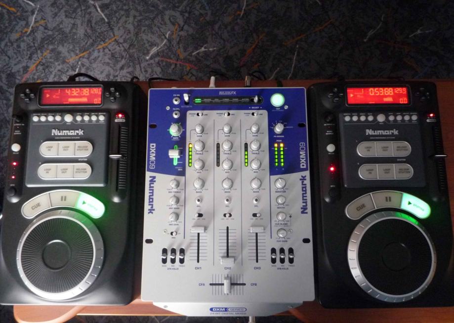 Prodajem DJ mixetu numark dxm 09 i 2 cd playera numark axis 09
