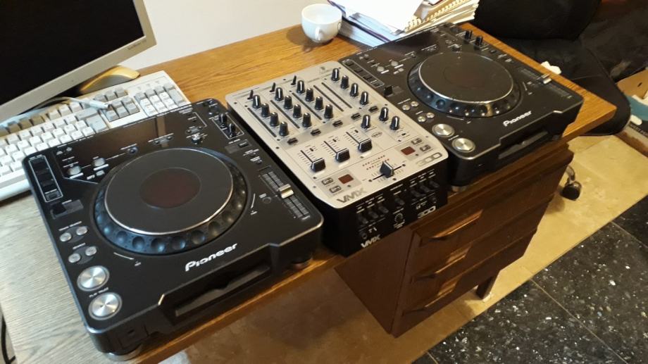 Profesionalan DJ komplet Pioneer CDJ 1000 i Behringer mikseta VMX 100
