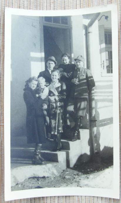 Fotografija domobranskog stožernog narednika sa obitelji.