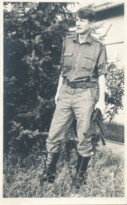 Fotografija vojnik JNA s M-56 automatom