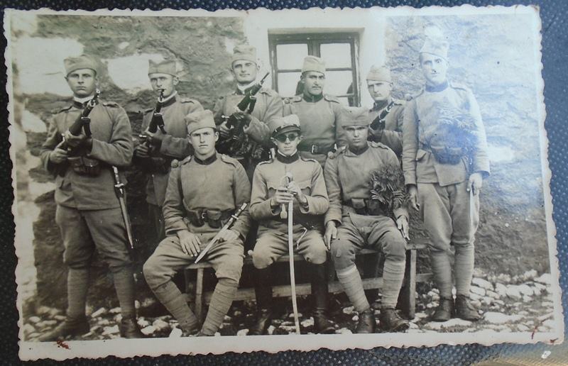 Fotografija vojnika Kraljevine Jugoslavije sa njihovim oficirom