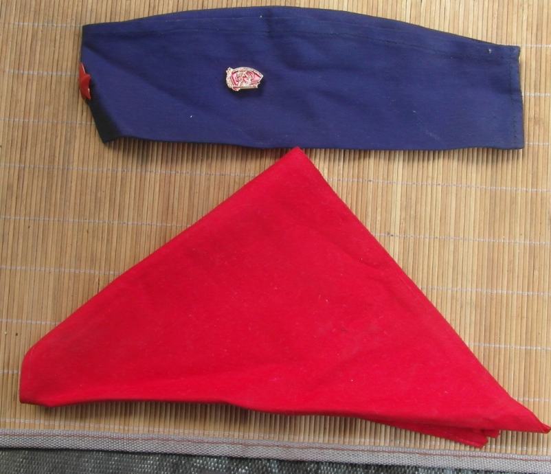 Pionirska kapa  sa oznakama i marama
