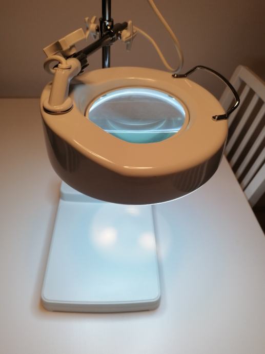 Povećalo na stalku s led svjetlom