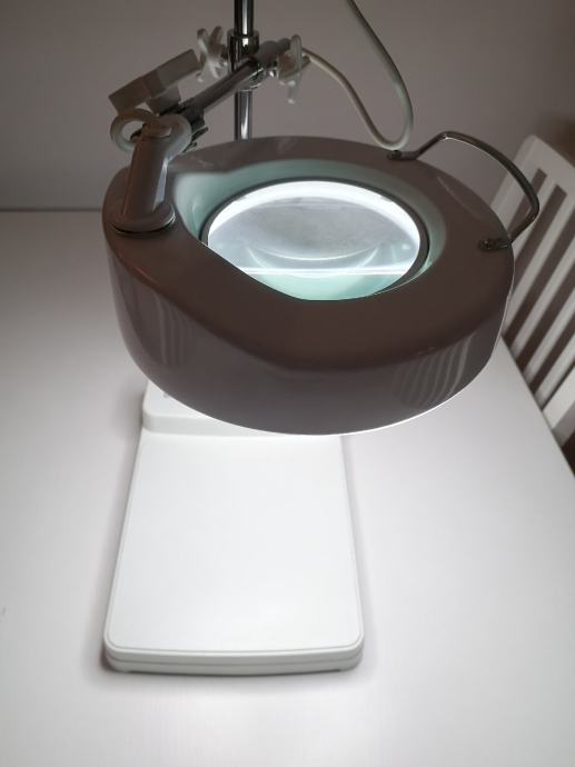 Povećalo na stalku s led svjetlom