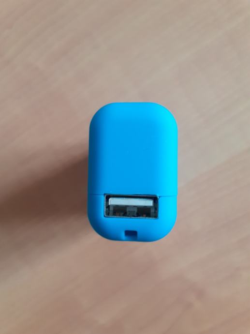 Prijenosni punjač za androide (ne C ulaz) i iPhone (do 4) 2600mAh