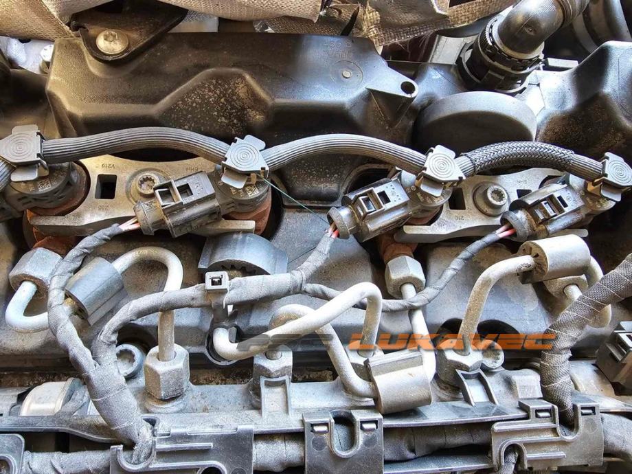 VW PASSAT B8 DIZNA B8 INJEKTOR 2.0 TDI 04L130277AC