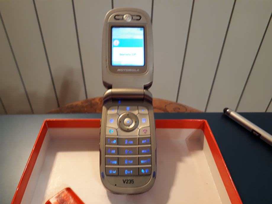 Motorola V235 Mobitel u odličnom stanju na sve mreže,maksimalno očuvan