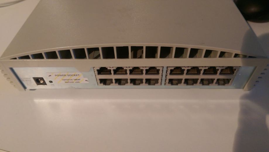 Eternet hub 16 port 3COM rack switch