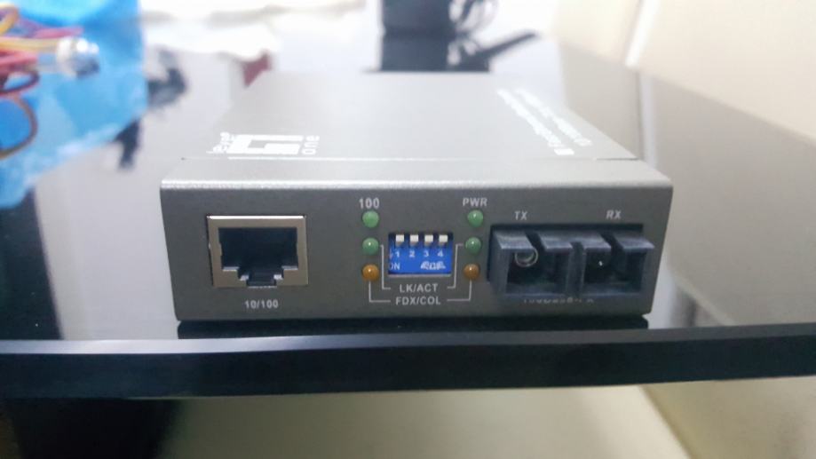 LevelOne fast ethernet media converter fvt-4301 + optički kabel
