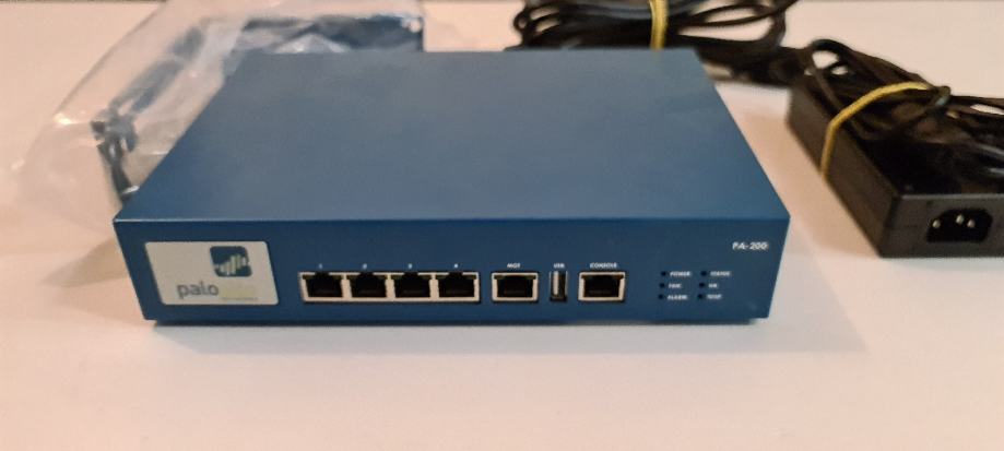 Palo Alto Networks PA-200 Firewall sa rackmountom, napajanjem