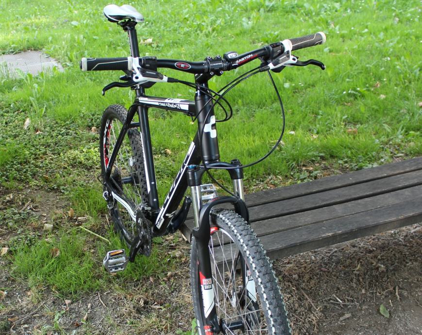 cube attention black and white