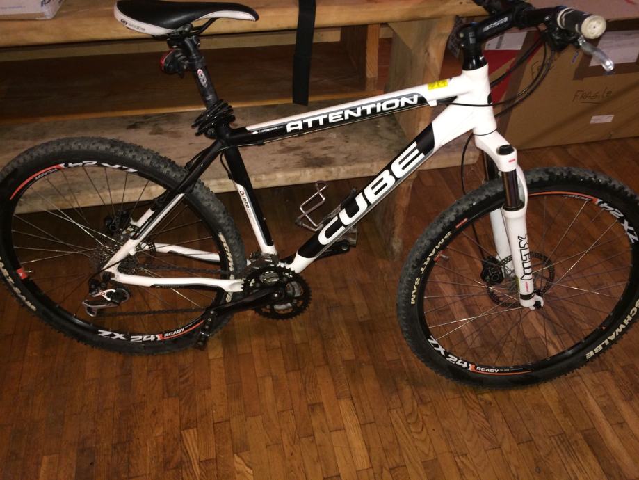 cube attention black and white