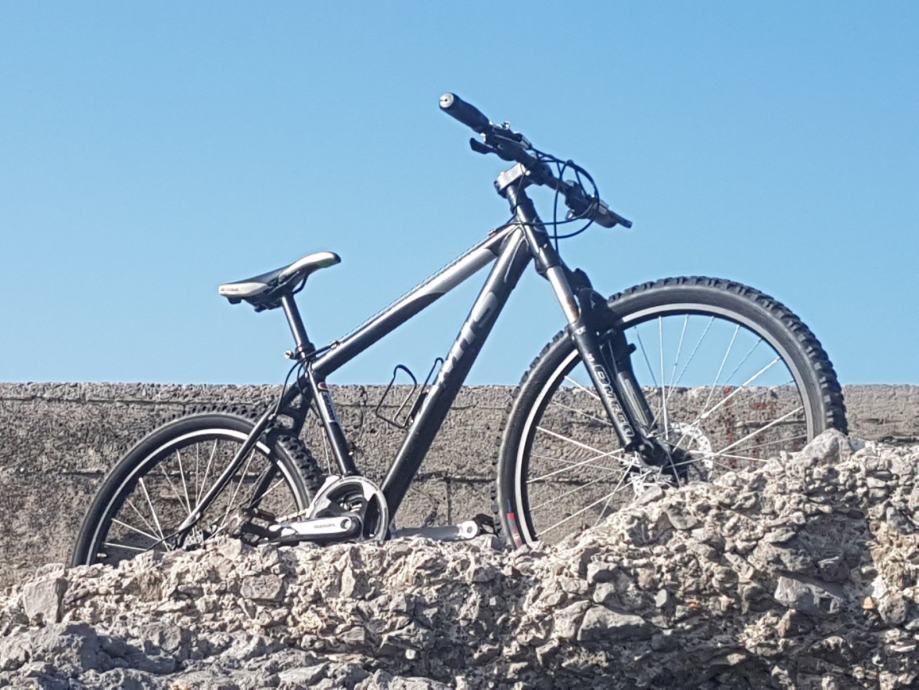 jamis cross country 2.0 mountain bike