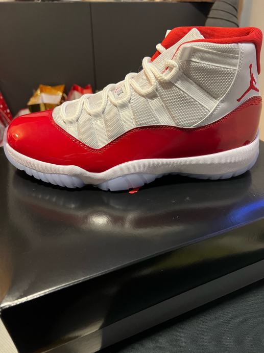 NIKE JORDAN 11 CHERRY